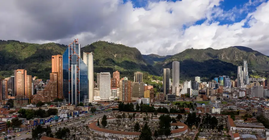 Cityscape with mountain backdrop—representing Colombia’s emergence as a leading destination for innovative stem cell therapy