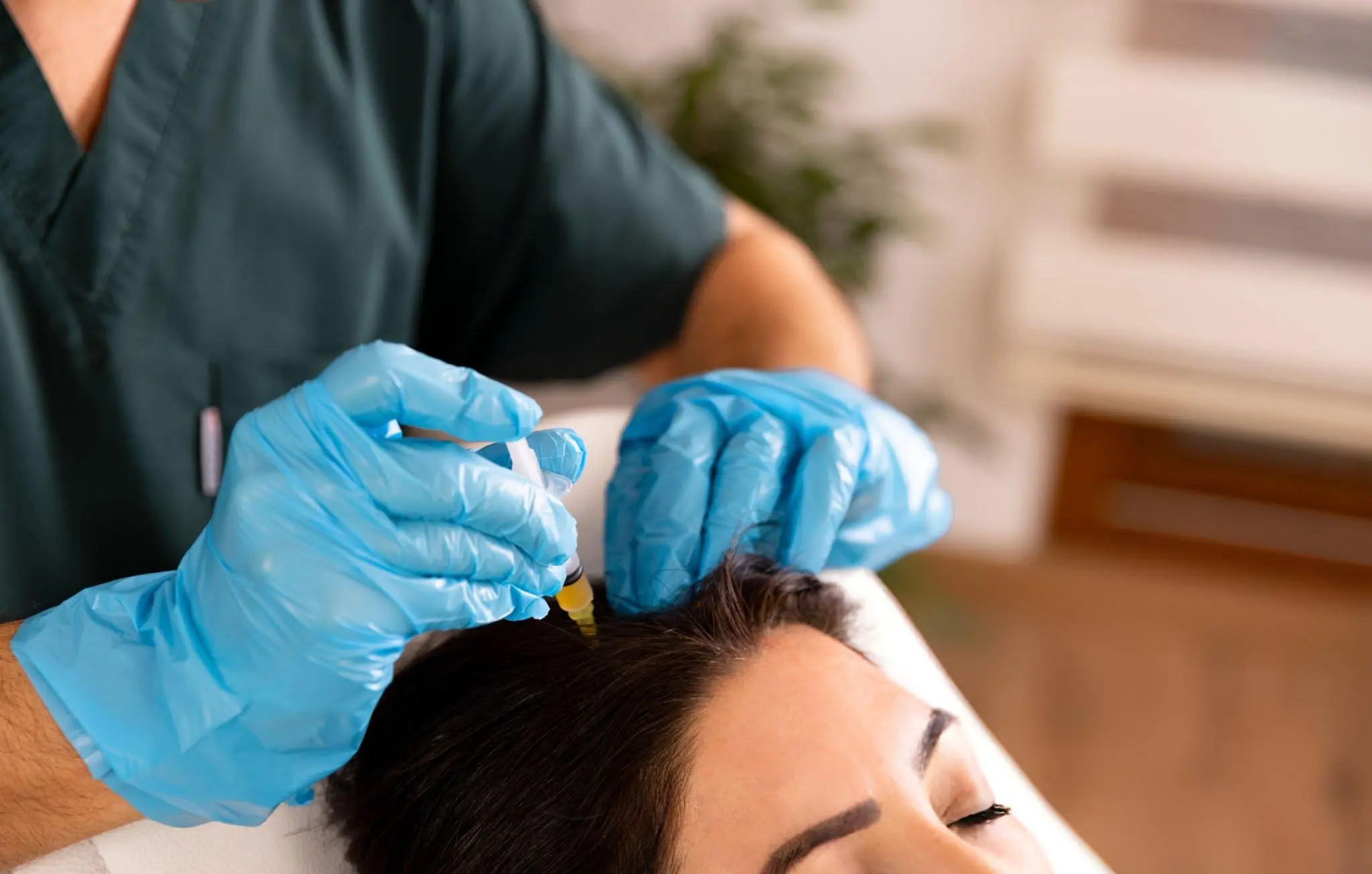 Gloved hands injecting scalp—representing advanced exosome and stem cell therapy procedures offered by R3 International in Mexico